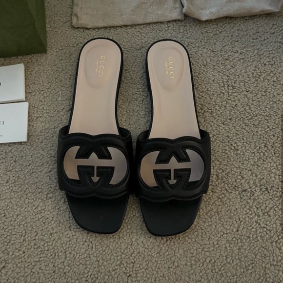 Gucci Black Sandals with Iconic GG Logo - Picture 5 of 7